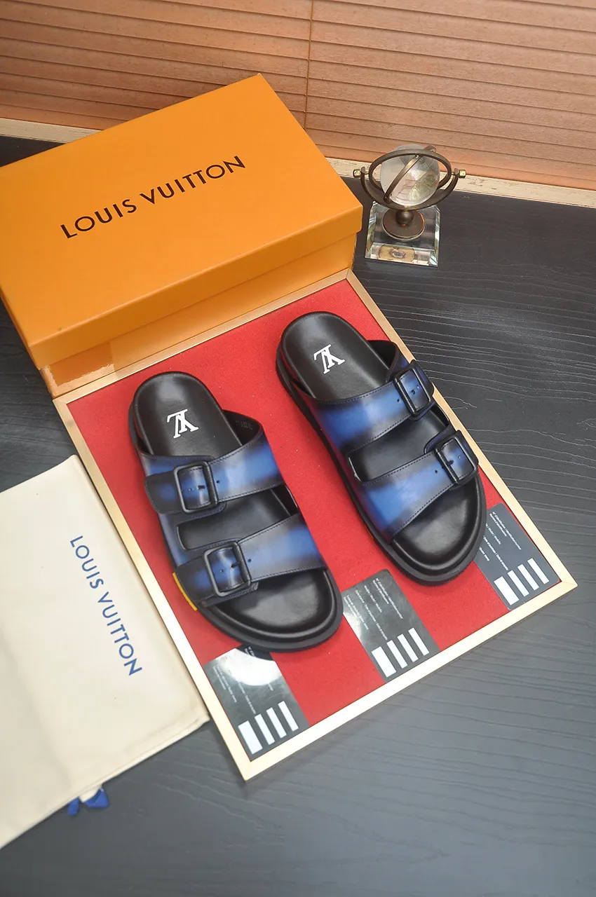 Men's shoes 💰400💶 [Louis Vuitton LV slippers] (high-end cowhide) counter 1:1 fashion style, a must-have for summer! The designer used LV’s iconic outsole. The original simple slippers instantly become fashionable! The upper is made of flexible special cowhide leather straps alternately, and the workmanship is exquisite! A must-have for stylish men in summer, size 38-45 (45 customized)